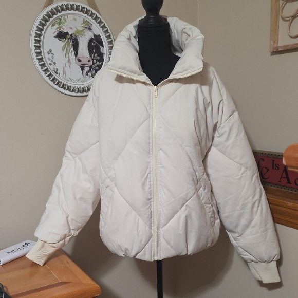 Elegant Beige Puffer Jacket for Women - Picture 2 of 8